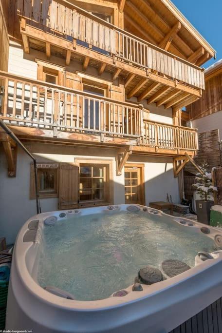 Cosy 4 Bedroom Chalet With Hot Tub Saint-Marcel  Exteriér fotografie