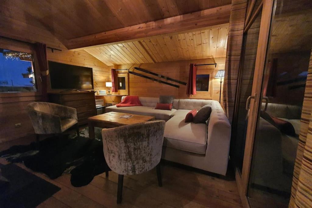 Cosy 4 Bedroom Chalet With Hot Tub Saint-Marcel  Exteriér fotografie