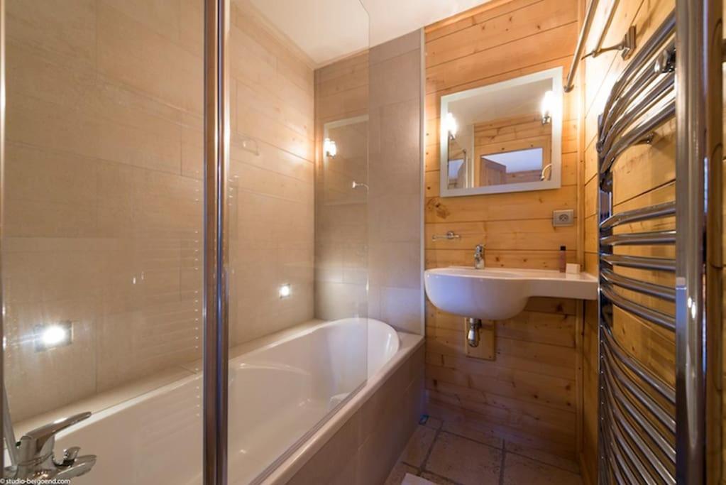 Cosy 4 Bedroom Chalet With Hot Tub Saint-Marcel  Exteriér fotografie