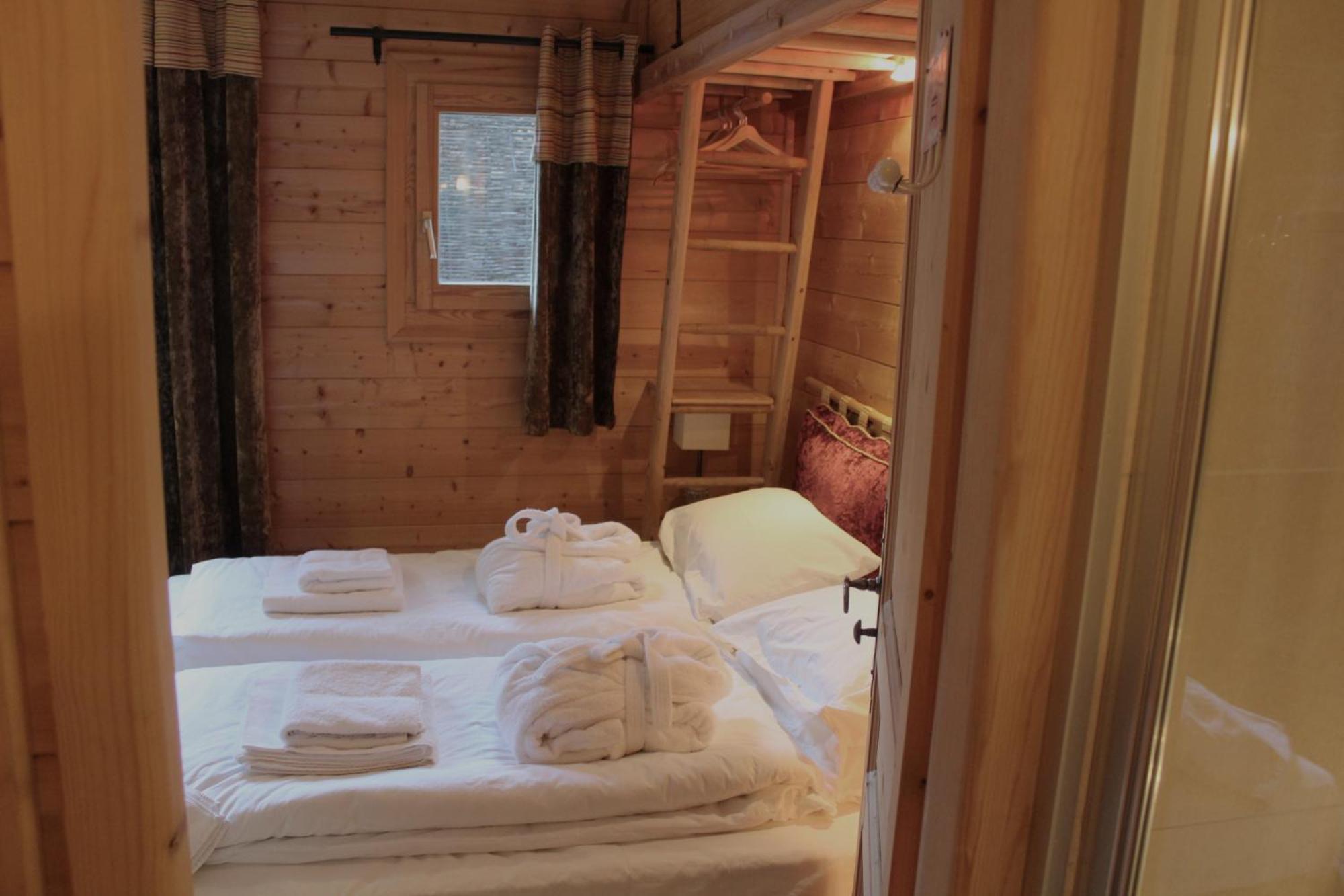 Cosy 4 Bedroom Chalet With Hot Tub Saint-Marcel  Exteriér fotografie
