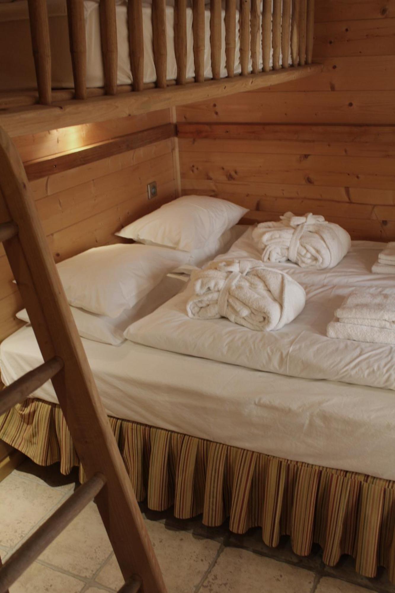 Cosy 4 Bedroom Chalet With Hot Tub Saint-Marcel  Exteriér fotografie