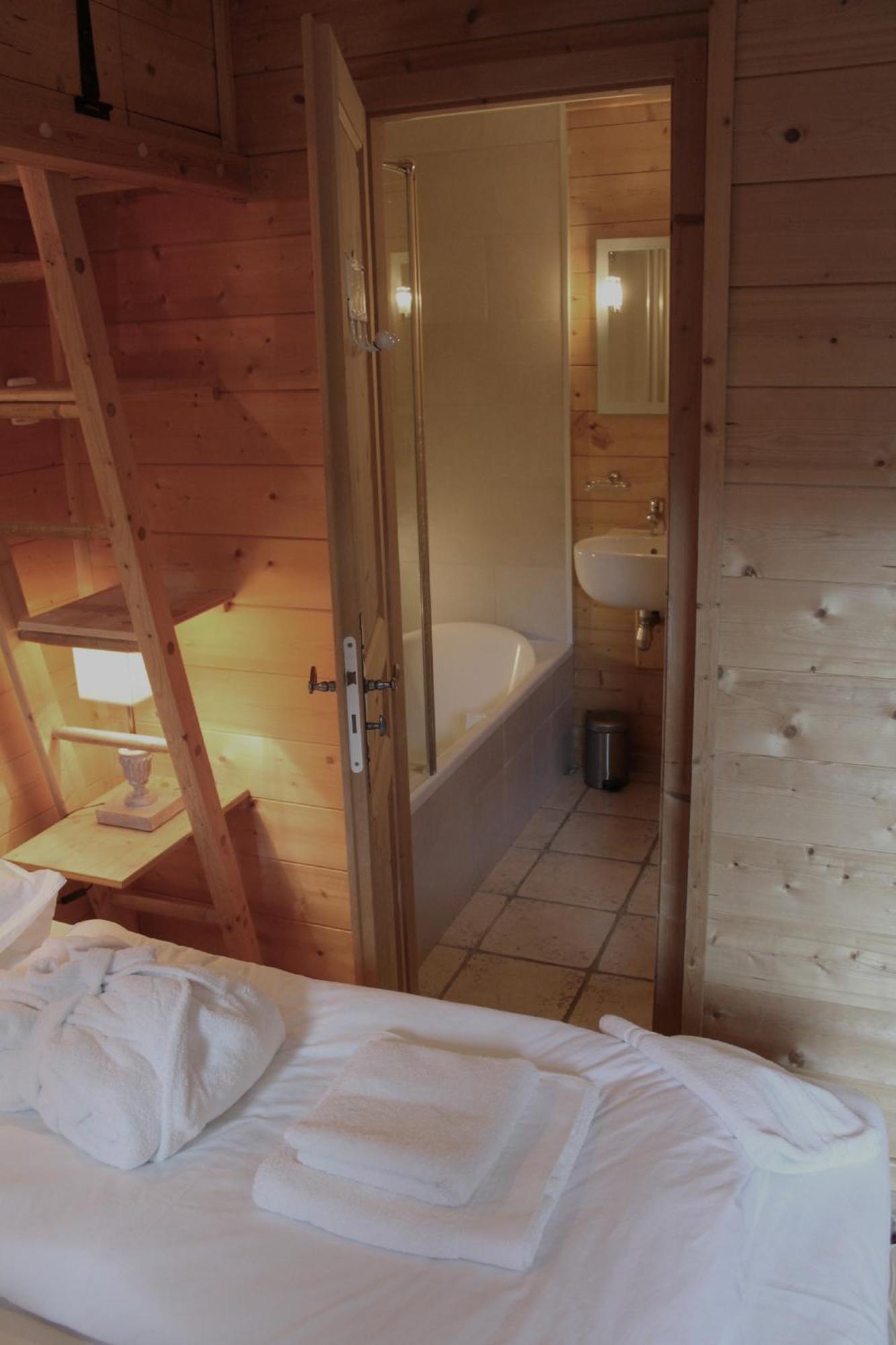 Cosy 4 Bedroom Chalet With Hot Tub Saint-Marcel  Exteriér fotografie